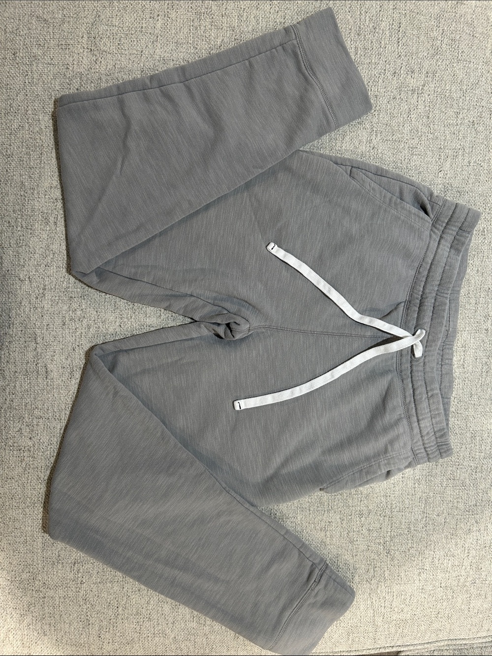 Vineyard Vines Gray Men’s Jogger Sweatpants with White Drawcord
